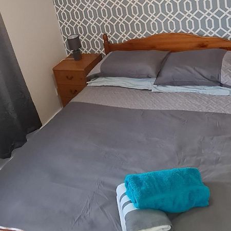 Beautiful 2-Bed Apartment In Кембелтаун Екстериор снимка