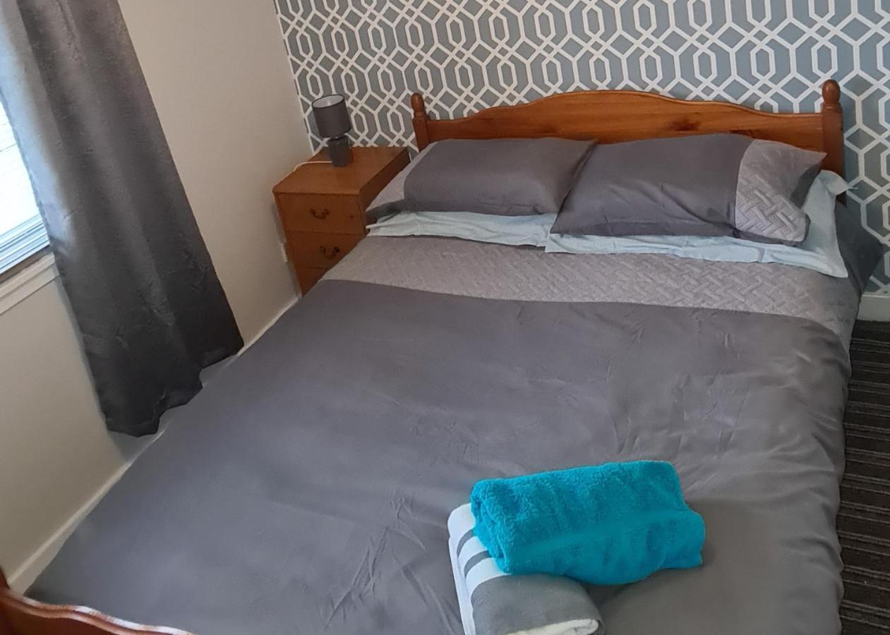 Beautiful 2-Bed Apartment In Кембелтаун Екстериор снимка