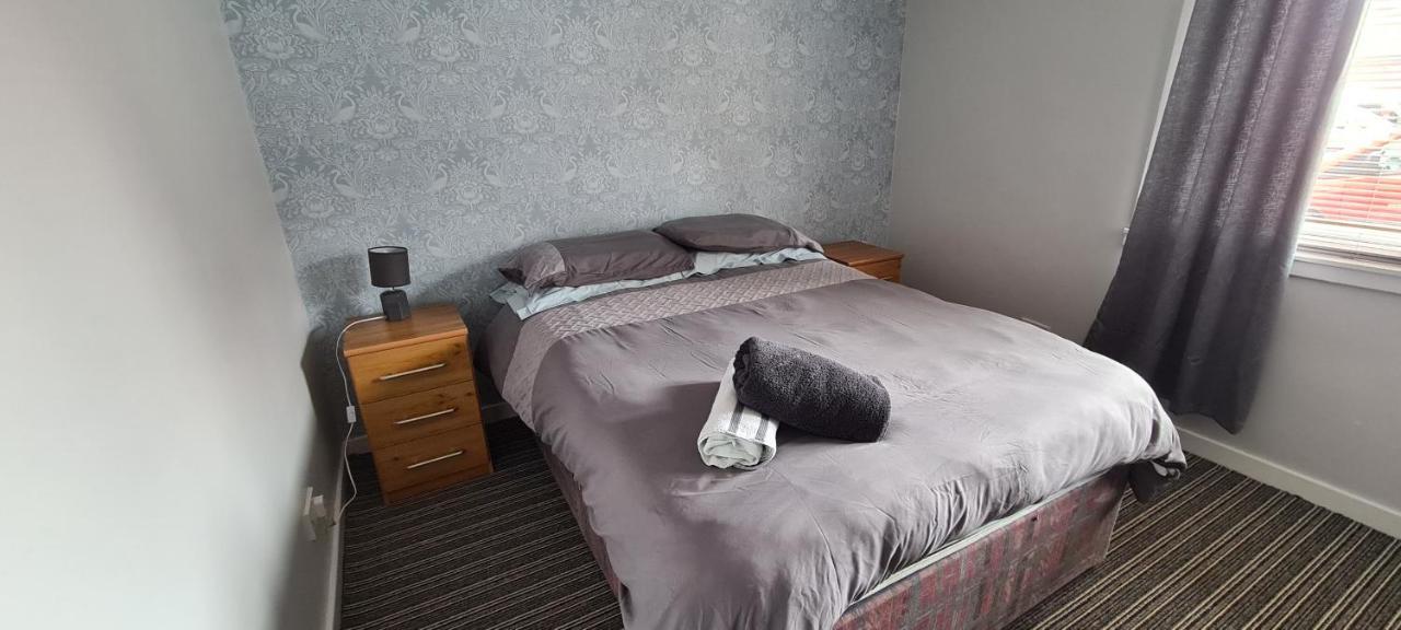 Beautiful 2-Bed Apartment In Кембелтаун Екстериор снимка